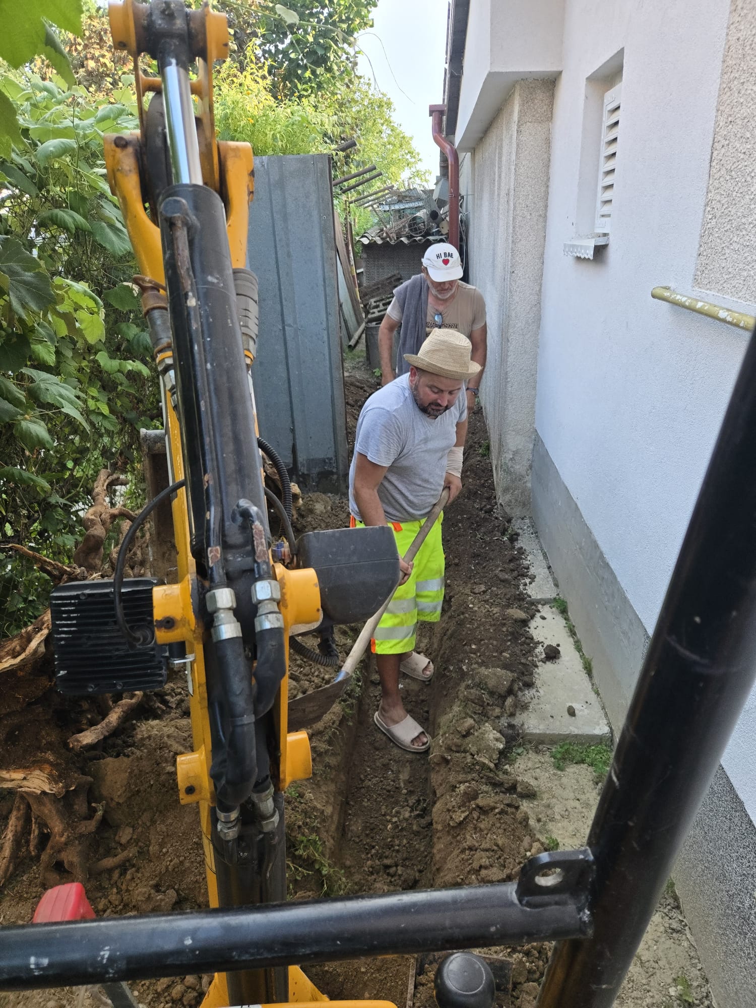 JCB mikro bager širine 80 cm u uskom prolazu
