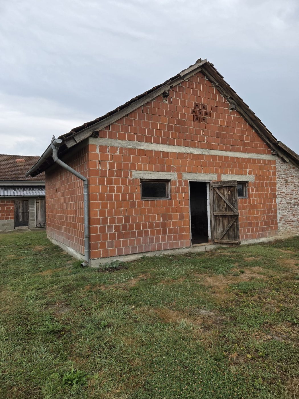 Stari pomoćni objekt prije rušenja — Ivanić-Grad